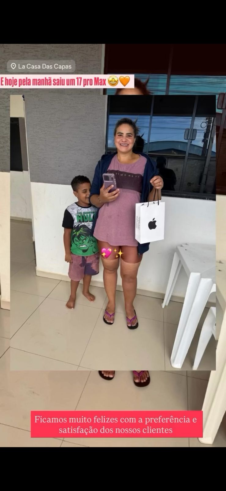 Cliente da La Casa recebendo um iPhone 17 Pro Max
