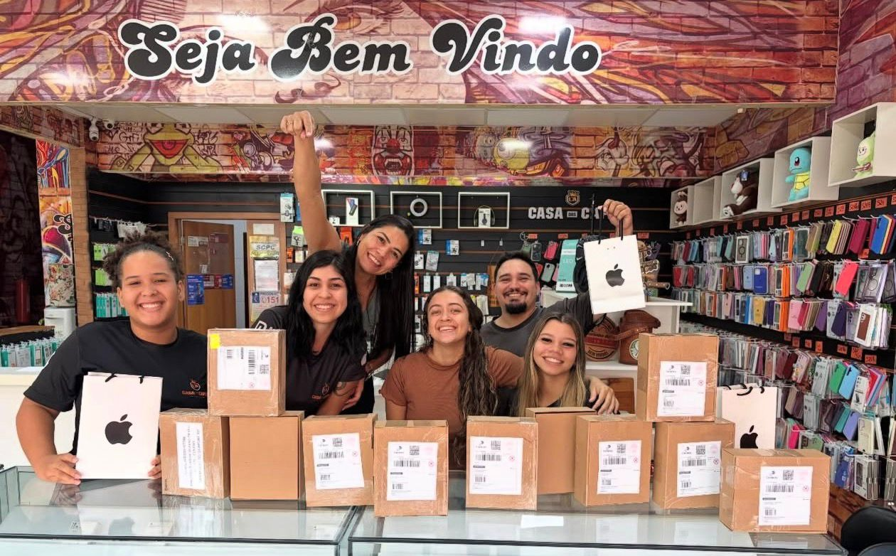 Equipe da La Casa com encomendas prontas para entrega